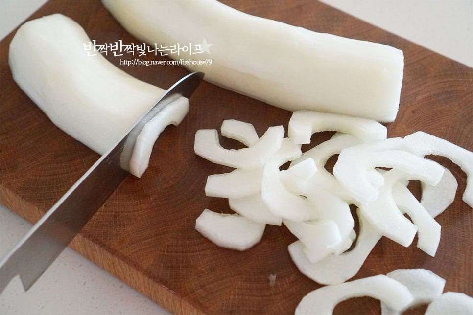 일정한 두께로 얄팍하게 썰어줍니다. 대략 2~3mm 정도로 썰어서 간도 잘 배고 부드러우면서 아삭하게 식감을 살려주었어요. 한 개를 썰어보면 꽤 양이 많아요. 하얗고 아삭한 게 오이나 참외 같은 향이 나서 시원하고 수분감이 개운해요.