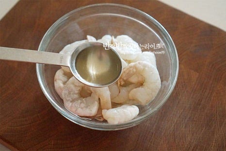 손질된 새우를 준비한 뒤 가볍게 세척해 물기를 제거하고 맛술 2/3 큰 술을 뿌려 밑간해줍니다.