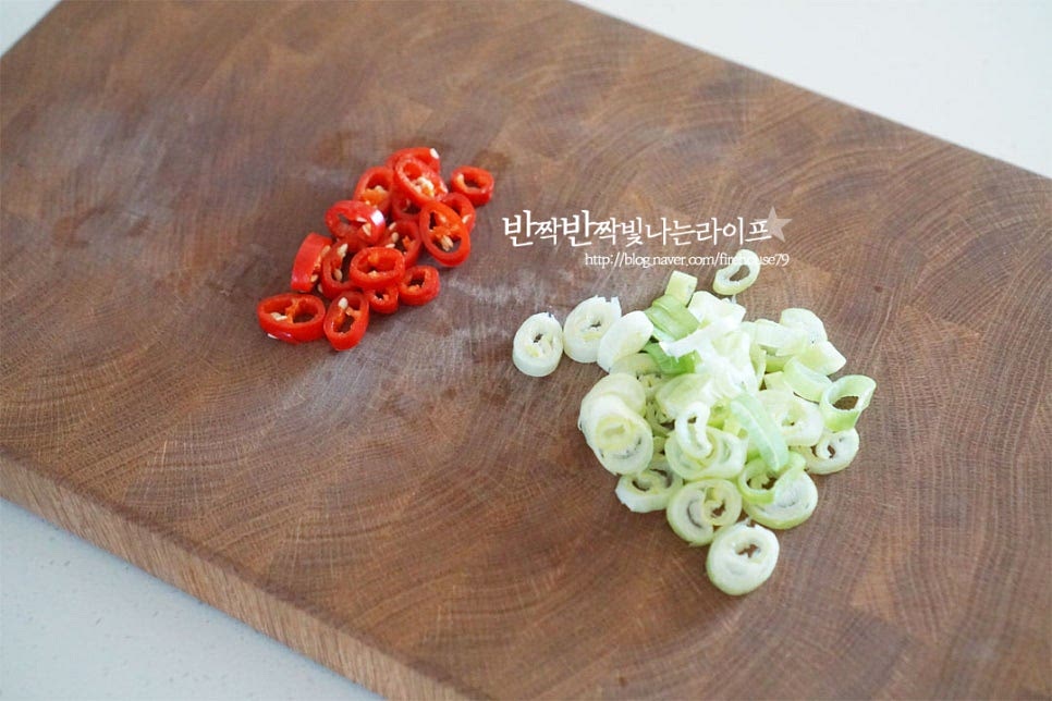 대파는 고추와 얇게 송송 썰어줍니다. 매콤한 맛을 좋아한다면 청양고추를 넣어도 좋습니다. 대파는 쪽파나 실파로 대체 가능해요.