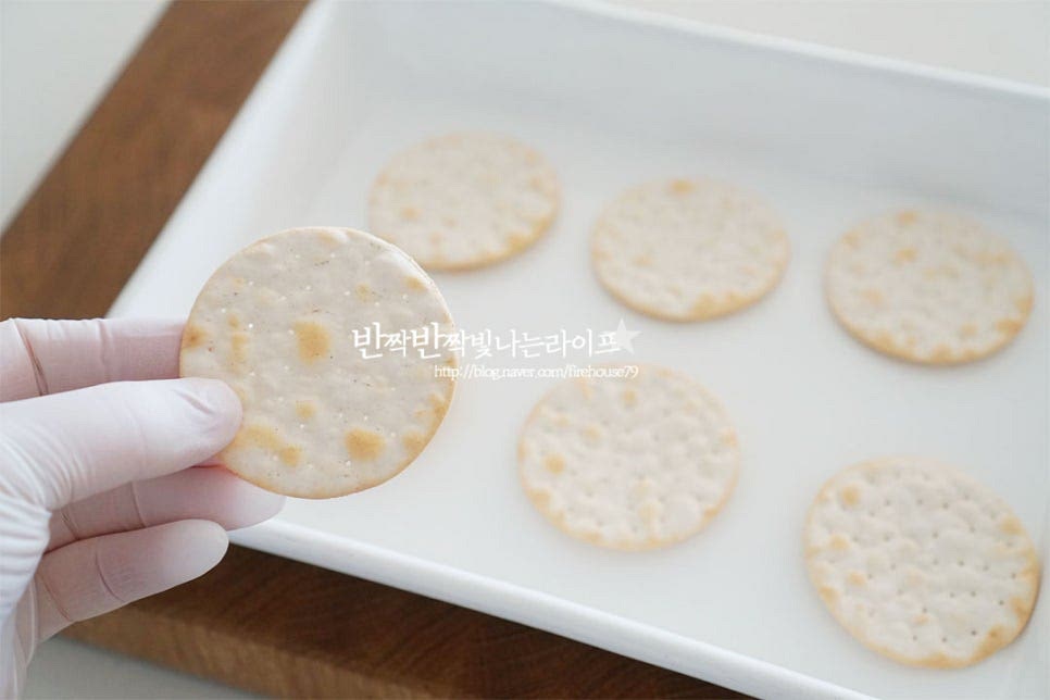 담백한 크래커를 준비합니다. 위에 재료를 얹어 먹을 것이기 때문에 담백 고소한 기본을 준비해 주면 됩니다. 바게트나 얇게 썬 빵도 좋고요. 네모난 체더치즈는 4등분으로 잘라주면 크래커 위에 올리기 크기가 딱 알맞습니다. 수분에 눅눅해지지 않는 치즈를 먼저 올려줍니다. 그 위로 오이를 올려줍니다. 오이의 아삭하고 시원한 맛은 살리도록 적당히 얄팍하게 썰어주어야 전체적으로 맛있게 어우러집니다. 참치를 적당히 올려줍니다. 여러 가지를 얹어 쌓아주기 때문에 양을 조절해 주어야 한입에 집어먹기 좋은 핑거푸드로 맛볼 수 있어요. 마지막으로 방울토마토를 올려줍니다. 색색이 모양을 잡아 만들면 근사하고 맛깔나 보인답니다. 카나페 만들기 할 때 먹기 전에 바로 얹어서 요리해 주셔야 크래커가 눅눅해지지 않고 바삭하게 맛볼 수 있어요. 그래서 치즈를 먼저 얹어주었지만 오래 두면 눅눅해질 수 있으니 미리 재료들을 손질해둔 뒤 먹기 전에 모양을 예쁘게 담아주세요. 영상도 같이 담았어요. 크래커 크기를 기준으로 모두먹기 좋게 자르고 참치는 양념재료와 버무려준 뒤 순서대로 얹어 완성해 줍니다. 한입에 쏙 들어가는 크기로 먹기도 좋으며 어우러지는 색과 모양이 근사해 간단하게 요리하기 좋은 애피타이저 겸 안 주랍니다. 참치 카나페로 고소한 감칠맛과 아삭하고 바삭하고 산뜻한 한입에 쏙 들어가는 핑거푸드를 요리해 보세요. 끄읕 !