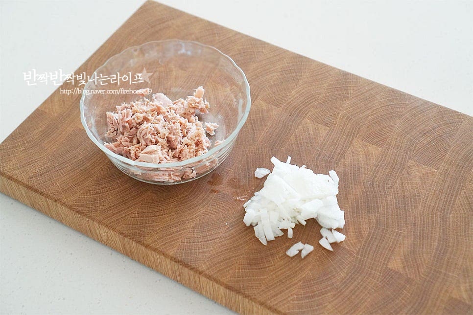 고소한 참치는 그대로 먹어도 맛있지만 몇 가지 양념재료를 곁들여주면 재료 본연의 맛을 더욱 맛있게 즐길 수 있습니다. 통조림캔에 들어있는 참치는 체에 밭쳐 기름을 제거해 주고, 양파는 잘게 다져 썰어줍니다. 넉넉한 크기의 볼에 참치와 다진 양파를 담고 마요네즈 2 큰 술 듬뿍, 레몬즙 1/2 작은 술 꿀 또는 올리고당 약간, 소금과 후추 약간 뿌려줍니다. 레몬즙을 약간 더해주면 산뜻한 풍미를 살려주며 참치의 비린내를 잡아주어 맛이 좋습니다. 약간의 단맛을 더해 감칠맛도 살려주었어요. 서로 어우러지도록 섞어줍니다. 간에 따라 양념을 조절해 주세요.