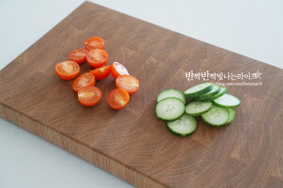 오이는 굵은소금으로 살살 문질러 세척한 뒤 0.3cm로 동그랗게 썰어줍니다. 방울토마토는 꼭지를 떼어내고 식초를 희석한 물에 담가 씻어 물기를 제거한 뒤 반으로 잘라줍니다. 크래커 위에 올렸을 때 눅눅해지지 않도록 두 가지 재료는 키친타월에 올려두어 겉의 수분을 제거해 줍니다.