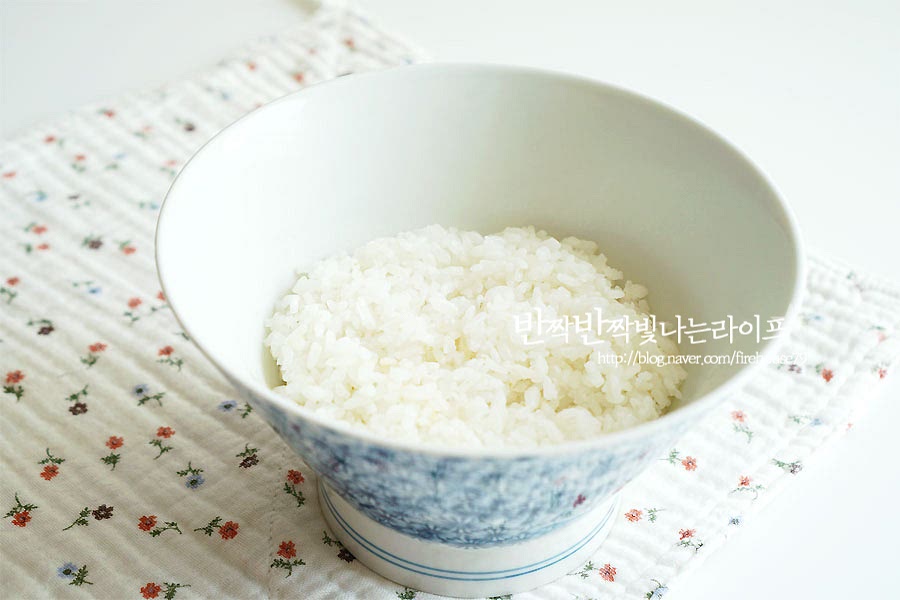 참치마요덮밥을 그릇에 담아줍니다. 덮밥 그릇에 밥을 담아요. 밥 위로 양파 소스를 올려줍니다. 소스가 간장 사이로 스며들어 나중에 더 맛있게 먹을 수 있어요. 그 위로 고소한 달걀 볶음을 올려요. 참치마요를 적당히 올려줍니다. 동그랗게 가운데 모양을 잡아주면 먹기도 좋을뿐더러 그릇에 담았을 때 모양도 보기 좋아요. 마지막으로 마요네즈를 뿌려주는데요. 그냥 뿌려도 좋지만 이양 먹는 거 예쁘게 담아 먹고 싶어 물약병을 활용하여 뿌려주었어요. 마요네즈와 쪽파를 약간 올려 먹음직스럽게 담았어요. 김가루까지 올려주면 실패 없는 맛 초간단 한 그릇 완성입니다. 고슬고슬한 밥 위에 양파 소스 + 달걀 + 참치마요 이 조합은 옳지요^^ 만드는법 영상을 같이 보면 보다 쉽게 만드실 수 있답니다. 달큰하면서도 짭조름한 양파와 마요의 조합이 전체적인 밸런스를 맞추어주어 자꾸만 손이가는 맛이에요. 참치마요덮밥 만드는법 간단하면서도 실패없이 즐겨보세요. 냉장고 속 반찬 걱정되는 날 혼밥하는 날에 만들어먹음 든든해요. 맛있게 챙겨드세요. 끄읕 ! 닭고기덮밥 포스팅도 참고해 주세요.