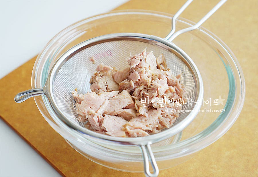 참치는 체에 밭쳐 기름기를 제거하여 줍니다. 마요네즈를 고명으로 올려줄 것이지만 부드럽게 맛볼 수 있도록 마요네즈 2T, 후추 약간을 넣어 버무려주었어요.