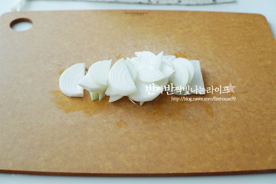 양파는 채 썰어 줍니다. 달걀을 볶은 팬을 키친타월로 닦은 뒤 식용유를 약간 두르고 양파를 살짝 볶아주어요. 맛간장 3T, 맛술 1.5T, 올리고당 약간을 넣고 투명해질 때까지 볶아주어요. 양파에서 수분이 나오기 때문에 물을 따로 넣지않아도 농도가 맞추어지고, 특유의 달큰함이 있어 올리고당만 약간 넣어주었어요. 참치마요덮밥 소스는 다른 것 없이 달큰하게 조려낸 양파와 마요네즈 조합이 단짠+부드러운 고소함으로 어우러져요.