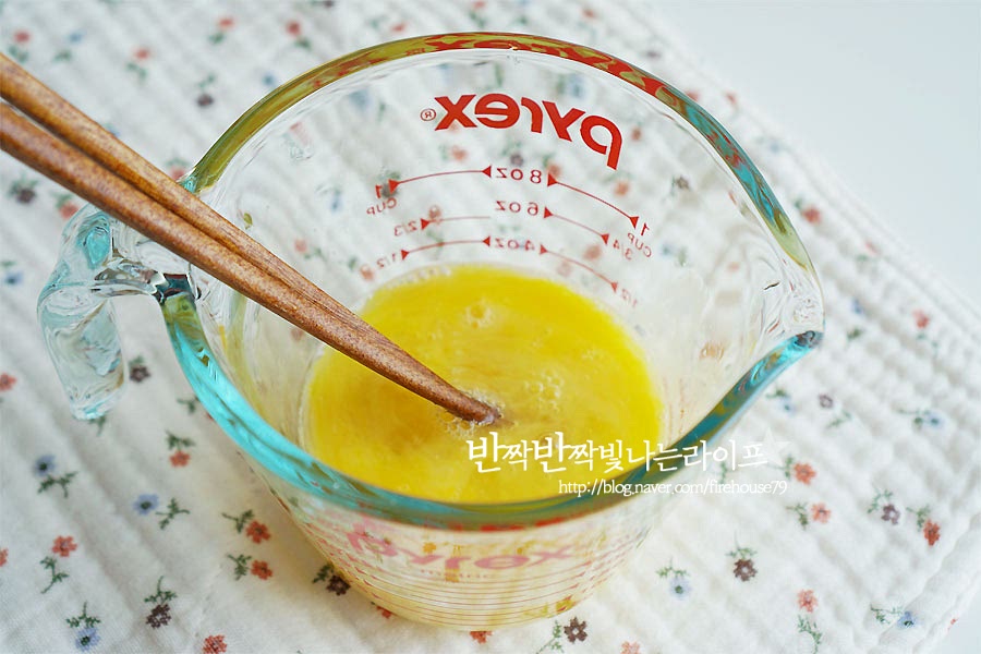 계란을 깨뜨려 소금 약간을 뿌린 뒤 젓가락으로 골고루 저어 풀어줍니다. 달군 팬에 식용유 약간을 두른 뒤 에그 스크램블을 만들어줍니다. 젓가락으로 저어가며 부드럽게 익혀주었어요.