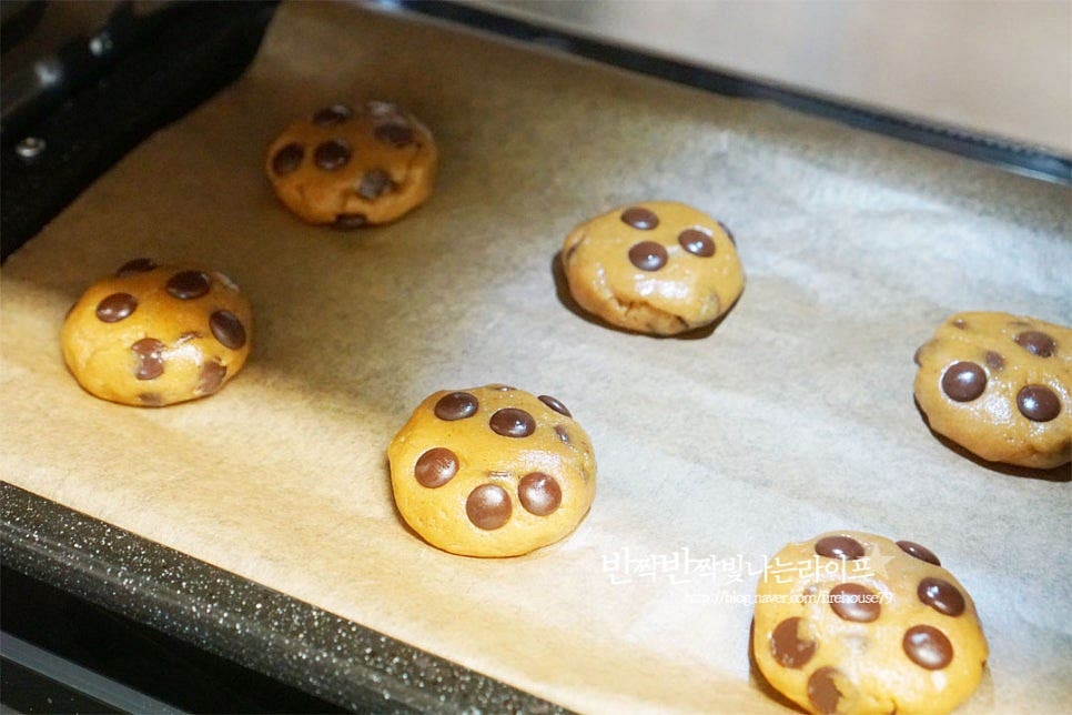 180도로 예열한 오븐에 넣고 180도 10~12분 구워줍니다. 오븐 사양에 따라 온도와 시간을 조절해 주세요. 구움색이 나게 구워지면 한 김 식힌 뒤 식힘망에 올려줍니다. 바로 올리면 부서질 수 있습니다. 쿠키의 단짠의 맛을 극대화하기 위해 소금을 약간 뿌려주었습니다. 초코디저트에 소금 약간 더해주면 달콤함에 짭조름함이 더해져 또 맛나답니다. 한입 먹어보면 버터의 진한 풍미와 초코칩의 달달함이 어우러지면서 쫀득한 식감에 손이 간답니다. 태운 버터를 넣어 조금 더 깊은 맛이 나요. 영상도 같이 담았어요. 초코칩 쿠키 레시피는 버터를 태워 따뜻한 온도로 식힌 뒤 설탕과 계란, 가루 종류를 순서대로 넣어 반죽을 잘 섞어준 뒤 휴지하여 일정한 모양으로 만들어 오븐에 구워내는 초보분들도 어렵지 않게 만들 수 있는 베이킹 메뉴이기도 한데요. 따라 만들다보면 맛있게 완성된답니다. 초코칩의 달콤함이 겉바 속쫀의 식감으로 어우러진 쿠키만들기 맛있게 요리해드세요. 끄읕 !