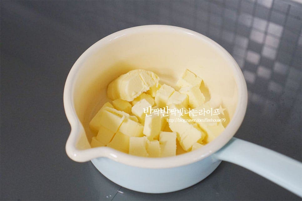 쿠키를 만들 때 버터를 실온상태로 준비하기도 하지만 오늘은 보다 진한 풍미로 만들기 위해 버터를 열로 가열하여 태우듯이 끓이는 헤이즐넛버터를 넣고 만들어보았습니다. 보통 휘낭시에를 만들 때 만드는 방식인데 요즘엔 쿠키나 마들렌과 같은 베이킹에 넣고 보다 풍부한 풍미를 더해 만들곤 한답니다. 냄비에 무염버터 120g을 잘라 넣은 뒤 중약 불로 가열하여 줍니다. 녹으면서 지글지글 소리가 나고 색이 갈색빛으로 되면 불을 꺼줍니다. 침전물이 생기는데 고운 체에 내려 액상 상태의 버터만 담아줍니다. 대략 95~96g 정도가 만들어졌습니다. 너무 뜨겁지 않은 따뜻한 온도로 50도 정도로 식혀주세요.