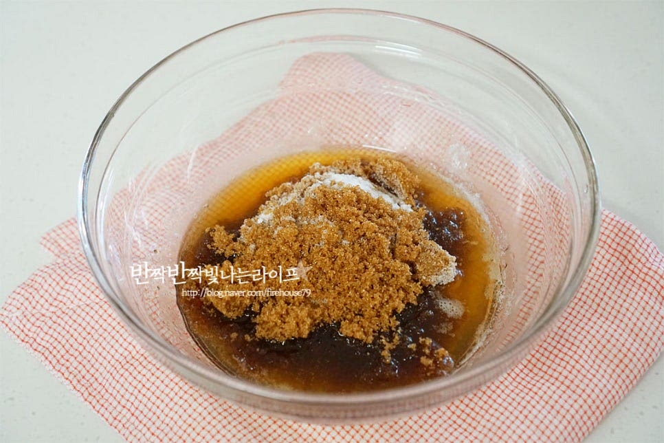 따뜻한 온도로 식으면 백설탕과 흑설탕, 소금을 넣어줍니다. 거품기로 저어가며 섞어줍니다. 계란 1개와 바닐라익스트랙 2g을 넣고 잘 섞어줍니다. 초코칩 쿠키만들기 과정이 복잡하지 않은 게 순서대로 재료를 넣고 잘 섞어주기만 하면 된답니다. 강력분+박력분, 베이킹소다를 체에 곱게 내려줍니다. 강력분을 넣어 쫀득한 식감의 초코칩을 만들어주었습니다. 박력분이나 중력분으로 대체 가능하나 식감을 조금 다를 수 있어요. 주걱을 11자로 세워 반죽을 섞어줍니다. 모두 섞기보다 절반 이상 가볍게 섞어주면 된답니다.