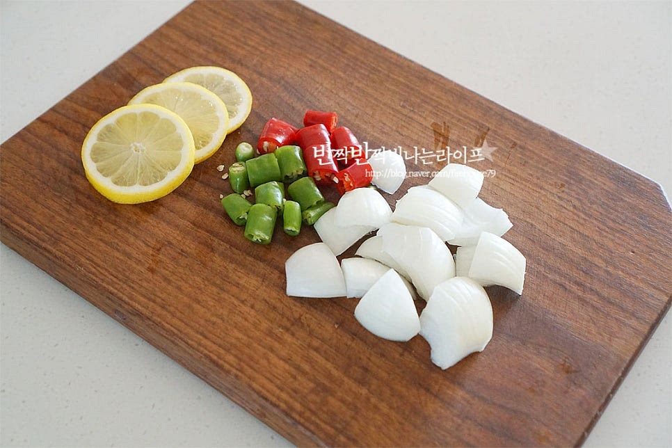 연어장을 숙성할 때 넣어줄 고추와 양파는 큼직하게 썰고, 레몬은 슬라이스하여 줍니다. 밀폐용기에 연어와 야채를 넣어줍니다. 식힌 소스를 부어줍니다. 냉장고에 넣고 5~6시간 숙성해 준 뒤 맛있게 드시면 됩니다. 너무 오래 담그면 짠맛이 강해질 수 있어 간이 맛있게 스며들면 2~3일 이내로 드시는 게 좋아요. 적당히 간이 스며들면 재료 본연의 고소함과 어우러져 감칠맛이 더 깊고 풍부해져요. 회나 구이와는 또 다른 매력으로 밥 한 공기 뚝딱하는 맛이에요. 간장 연어장 레시피로 만들어 밥 위에 숙성한 연어와 양파, 무순, 와사비를 곁들여 덮밥으로 드셔도 별미고요. 영상도 같이 담았어요. 부드럽고 고소한 감칠맛에 입맛을 돋우는 맛~ 달짝 짭조름한 양념장에 재워주면 되어 간단하고 맛나게 즐기기 좋답니다. 연어장 만들기 맛있게 요리해 드세요^^ 끄읕 !