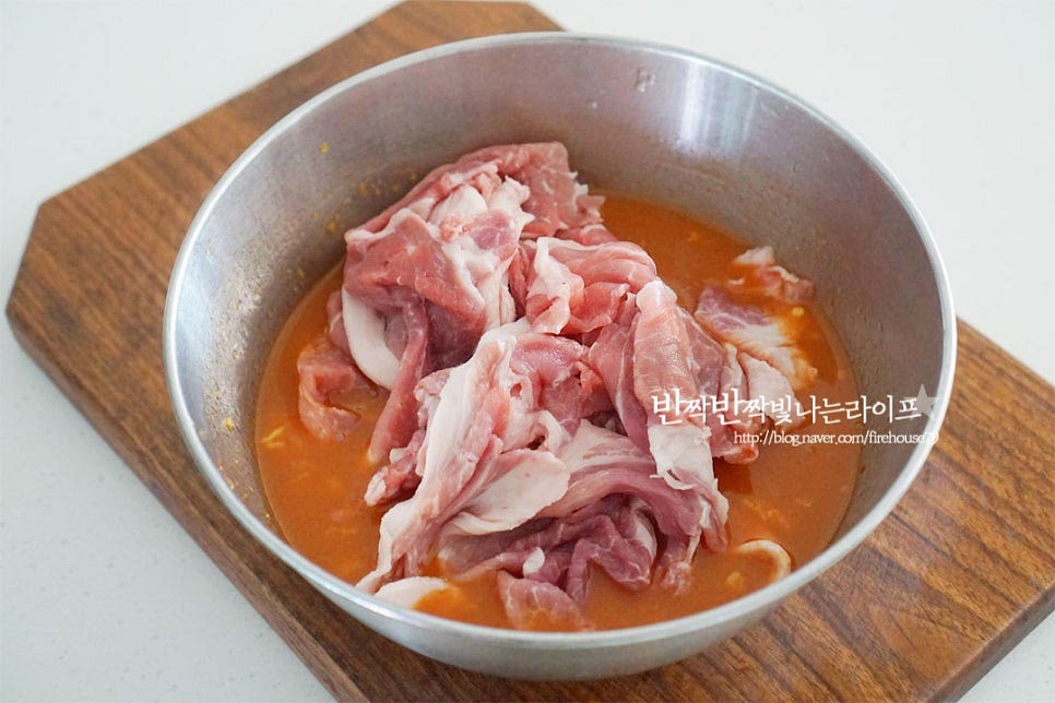 만든 양념에 앞다리살을 버무려줍니다. 그리고 양파를 올려주어요. 양파 위로 소금 한 꼬집 뿌려줍니다. 다시 대파를 올리고 소금 한 꼬집 뿌려주어요. 소금을 뿌려 채소의 식감을 살려줍니다. 야채가 물러지지 않도록 그대로 냉장고에 넣어 숙성하여 줍니다. 바로 볶아 드셔도 되지만 1~2일 정도 냉장고에서 숙성한 뒤 드시면 더 맛이 깊어진다고 해요. 냉장 보관 3~4일 가능하다고 하니 미리 양념에 재워 숙성해 주시는 것도 좋을 것 같습니다.