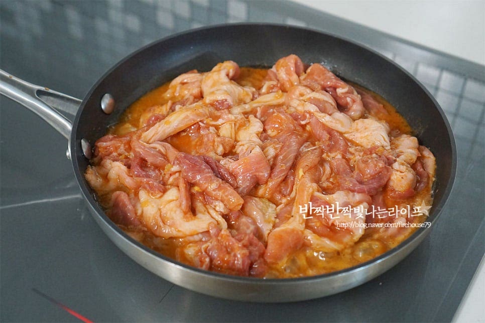 팬은 충분히 예열한 뒤 식용유 약간 두르고 야채를 제외한 고기만 올려줍니다. 식당에서 파는 맛을 내기 위해 고기를 노릇노릇하게 볶아주는 것이 또 중요한 포인트입니다. 고기의 아랫부분이 갈색으로 노릇하게 익혀주어 연탄불에 굽는 것과 같은 맛이나게 해준답니다. 조리과정 중 색이 갈색으로 변하면서 특별한 풍미가 생기는 마이야르 반응을 적용하여 익혀주는 것인데요. 고기를 뒤적이지 않고 그대로 두어 갈색빛이 나게 볶아줍니다. 제육고기가 익으면 양파와 대파를 넣고 농도에 따라 국물도 부어줍니다. 가볍게 볶아준 뒤 뚜껑을 덮고 약불로 3분 정도 더 익혀주었어요. 기호에 따라 소금 약간 추가해 주셔도 좋고요. 후추, 통깨 약간 청양고추를 넣어 마무리해 줍니다. 류수영 레시피 중에서도 갈배제육은 식당에서 먹는 맛을 손쉽게 만들 수 있어 많은 사랑을 받는 것 같아요. 생강이 더해지니 확실히 더 맛이 좋은 것 같아요. 영상도 같이 담았어요. 매콤하게 감칠맛 살리는 앞다리살 제육볶음으로 푸짐하고 맛있게 맛보았답니다. 배음료로 단맛을 살려 숙성한 양념이 쫄깃한 돼지고기의 맛을 살려줍니다. 제육볶음 레시피 몇 가지 팁을 참고하시어 맛있게 만들어 드세요^^ 끄읕 !