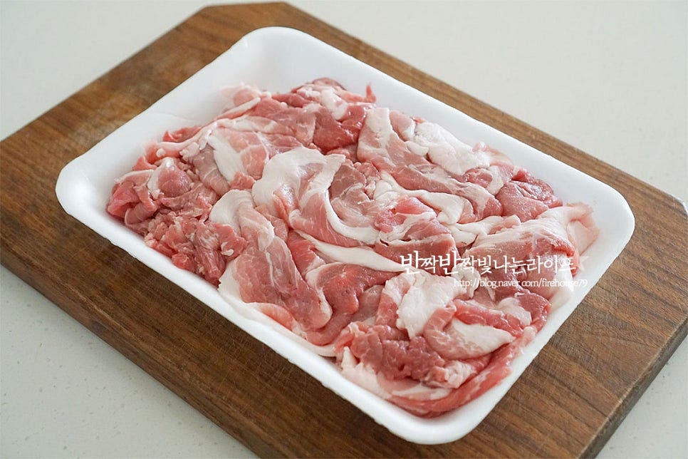 얇게 썬 앞다리살은 키친타월로 핏물을 제거하고 크기에 따라 먹기 좋게 잘라줍니다. 대파와 고추는 어슷하게 썰어주고, 양파는 채를 썰어줍니다.