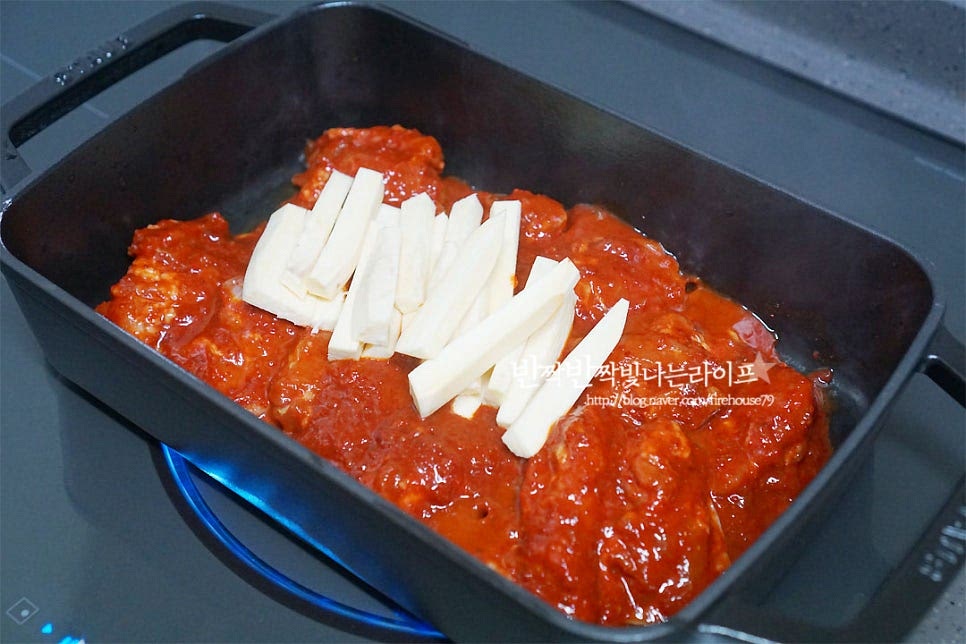 재워둔 닭과 고구마를 넣고 먼저 볶아줍니다. 껍질 부분이 먼저 구워져 고소한 기름이 나오도록 익혀주었어요. 반 정도 익으면 가위로 먹기 좋게 잘라줍니다. (처음부터 잘라서 재워주셔도 됩니다.) 중불로 눌어붙지 않게 골고루 익혀줍니다. 닭이 절반 이상 익으면 양배추, 당근, 양파를 먼저 넣어줍니다. 잘 어우러지도록 섞어가며 볶아요. 아삭하게 채소가 익으면 깻잎, 대파, 고추를 넣어줍니다. 가볍게 볶은 뒤 가운데 부분에 모짜렐라치즈를 올려 곁들여요. 식탁 위에 올려서 즉석 스타일로 드셔도 좋고, 완전히 요리한 뒤 드셔도 좋아요. 온기가 있는 두꺼운 팬에 만들면 먹는 내내 따뜻해서 좋고요^^ 치즈닭갈비 레시피 고소하게 쭈욱 늘어나는 이 맛이 중독적인 매력이 있답니다.