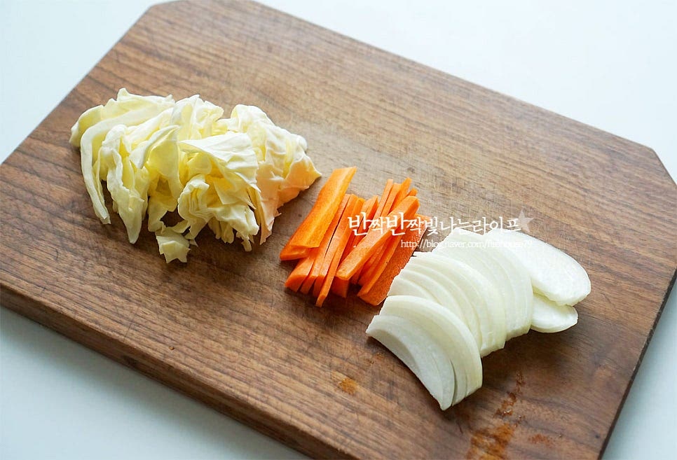 곁들이는 재료들은 모두 크기 밸런스를 맞추어 썰어주면 되는데요. 우리가 밖에서 먹던 크기 정도로 양배추, 당근, 양파를 채 썰어줍니다. 달콤한 고구마도 굵게 채를 썰고 대파는 큼직하게, 고추는 송송 썰어주어요.