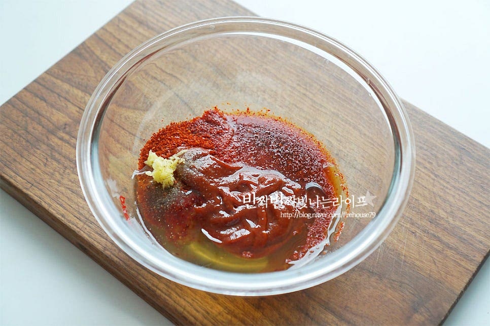 닭갈비 양념장을 만들어요. 고춧가루 3 큰 술, 고추장 3 큰 술 간장 2 큰 술, 황설탕 2 큰 술 조청(물엿) 2 큰 술, 맛술 2 큰 술 생강술(청주) 2 큰 술, 다진 마늘 1 큰 술 듬뿍 다진 생강 1/3 작은 술, 참기름 1 큰 술 후추 약간 넣어줍니다. 고추장이나 간장 맛에 따라 재료를 가감하여 섞어줍니다. 기호에 따라서 카레 가루 약간 넣으시면 특유의 풍미가 있어요. 저는 신랑이 좋아하지 않아 카레 가루는 생략했습니다. 손질한 닭을 넣고 버무려줍니다. 양념에 재워 냉장고에서 한두 시간 숙성해 줍니다. 바로 만들어 먹어도 좋지만 숙성해 주면 감칠맛이 더 깊어진답니다~