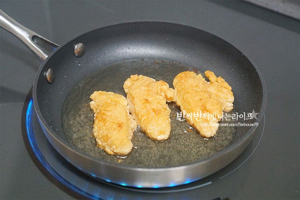 냉동 텐더를 노릇노릇하게 튀기듯이 구워줍니다. 약간 매콤한 시즈닝이 된 것을 준비했는데요. 취향껏 준비해 주시면 됩니다. 토마토는 슬라이스하여 반으로 잘라주고, 미니파프리카도 슬라이스해주어요. 그 외 양파, 피클 등 다양하게 곁들여 주시면 되어요^^