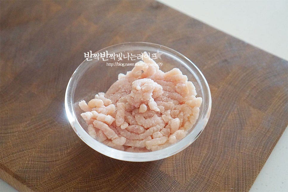 볶음밥에 들어가는 소스 재료는 함께 어우러지도록 잘게 다져 썰어줍니다. 다진 돼지고기를 넣고 고소하게 만들었는데 입맛에 따라 햄이나 소시지, 베이컨 등을 넣어도 좋습니다. 고기는 핏물을 제거해 준비해둡니다. 양파, 당근, 샐러리는 잘게 다져썰어줍니다. 양파와 당근을 기본 채소로 버섯, 피망 등 다채롭게 넣어주세요.