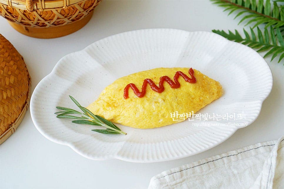 계란 위로 케첩을 올려 완성합니다. 데미그라스 소스와는 또 다른 케첩을 넣고 만든 오므라이스 만드는법은 간단하면서도 추억의 풍미를 맛볼 수 있어요. 영상도 같이 담았어요. 아이 어른 모두가 좋아하는 맛으로 부드럽고 촉촉한 달걀옷 사이로 새콤달콤 고소한 풍미를 담은 볶음밥이 맛있게 어우러진답니다. 소스와 볶음밥을 한 번에 만들어 간단하면서 맛있는 오므라이스 요리해드세요. 끄읕 !