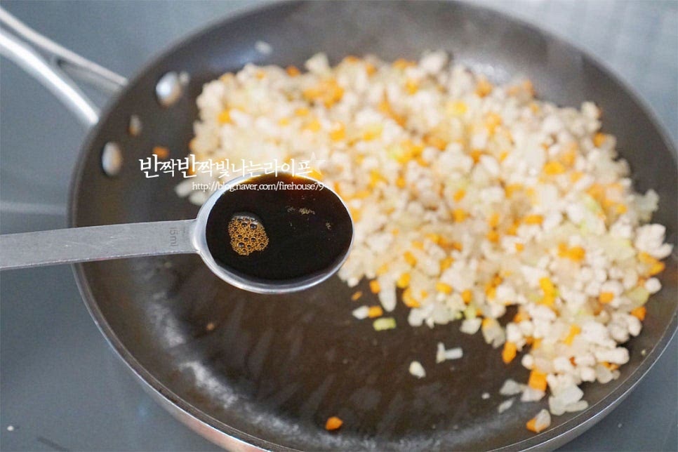 볶은 재료를 한쪽으로 밀어두고 진간장 1 큰 술을 넣어줍니다. 우스터소스를 넣어도 좋으며 간장과 식초를 같이 넣고 그 맛을 내어도 좋습니다. 풍미를 살릴 수 있도록 간장은 태우듯이 끓여줍니다. 간장을 태우다가 식초 1/2 큰 술 케첩 1/4컵, 버터 1½ 큰 술을 넣어줍니다. 소스 재료를 섞은 뒤 전체적으로 볶아줍니다. 따로 소스를 만들지 않고 밥과 함께 볶으면서 간을 해주는 것이 백종원 레시피 팁입니다. 이때 간은 입맛에 맞게 신맛과 짠맛, 단맛을 조절해 주세요.