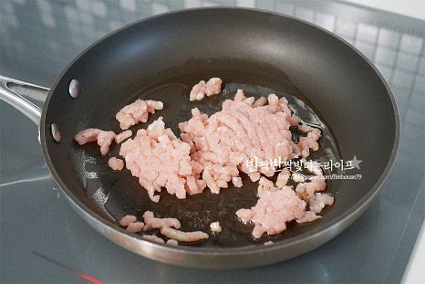 달군 팬에 식용유 2 큰 술을 두르고 돼지고기를 넣고 뭉치지 않도록 고슬고슬하게 볶아줍니다. 겉이 색이 변하고 고소함이 올라오면 다진 양파를 넣어줍니다. 양파가 투명 빛이 돌기 시작하면 당근과 샐러리도 함께 볶아줍니다. 맛소금, 후추 약간 넣고 간을 해주는데요. 맛소금으로 감칠맛을 살려주는데 일반 소금을 넣어도 좋습니다. 재료가 어우러지면서 갈색빛이 날 정도로 충분하게 볶아줍니다.