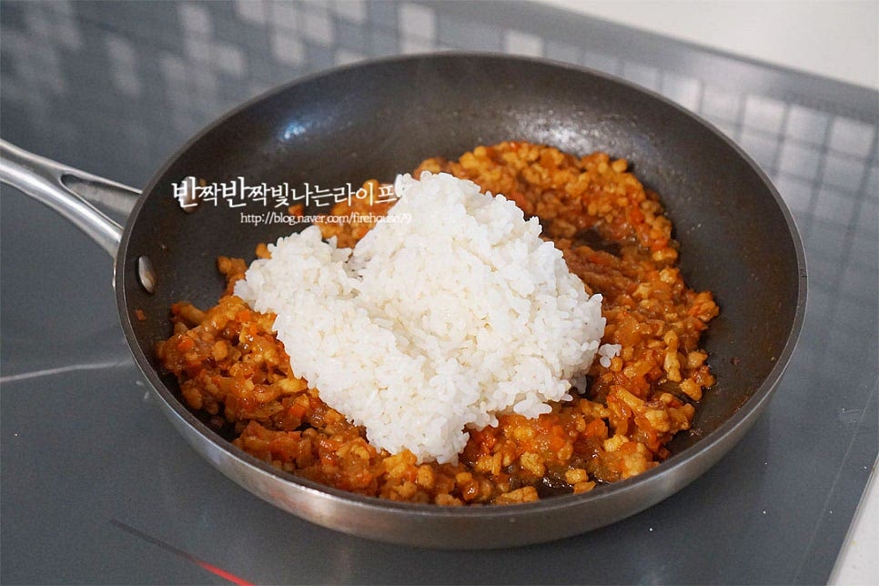 만들어진 소스에 밥을 넣고 볶아줍니다. 1/2분량으로 만들어 바로 볶아 만들었는데 밥과 버무려주셔도 좋습니다.