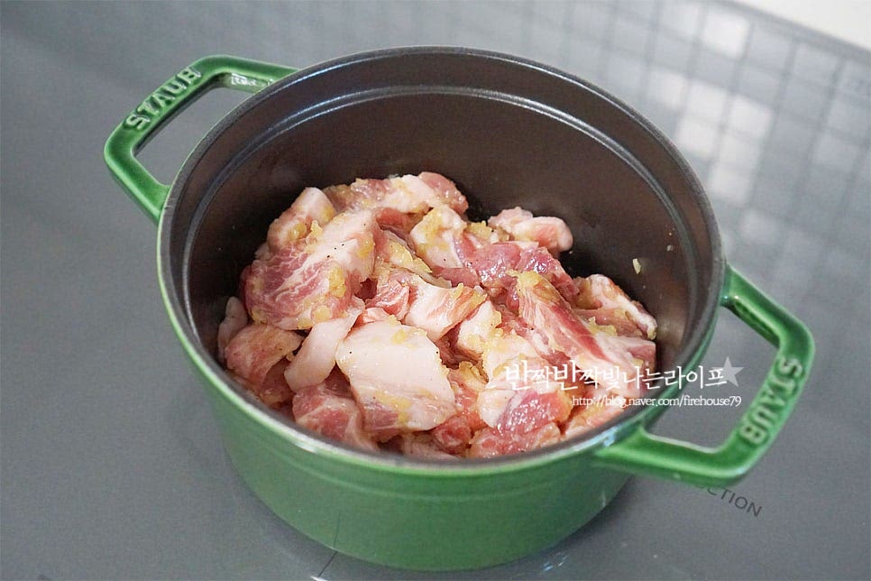 냄비에 들기름 1 큰 술 두르고 밑간해둔 고기를 먼저 볶아줍니다. 겉면의 색이 변하여 익을 정도로 볶아요. 김치를 넣고 같이 볶아줍니다. 3~4분 정도 충분히 볶아주어요. 고춧가루 1 큰 술 듬뿍, 참치액 1 큰 술 신맛 정도에 따라 설탕 약간 넣어줍니다. 고춧가루가 어우러지도록 섞어요.