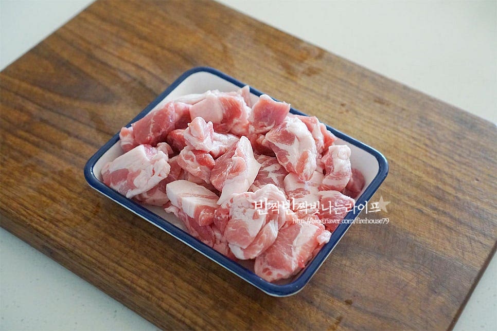 찌개용 돼지를 준비했어요. 먹기 좋게 두툼하게 썰어 넣으면 식감도 좋고 국물 맛도 진하죠. 가볍게 밑간을 해줍니다. 천일염과 후추 약간, 맛술 1 큰 술 다진 마늘 1/2 큰 술, 생강가루 약간 넣어요. 조물조물 버무려 둡니다.