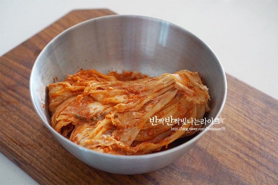 찌개에 넣는 김치는 잘 익어야 국물 맛이 깊고 진합니다. 김칫소는 가볍게 덜어내어 줍니다. 한입에 먹기 좋게 잘라줍니다. 가위를 사용하시면 간단합니다.