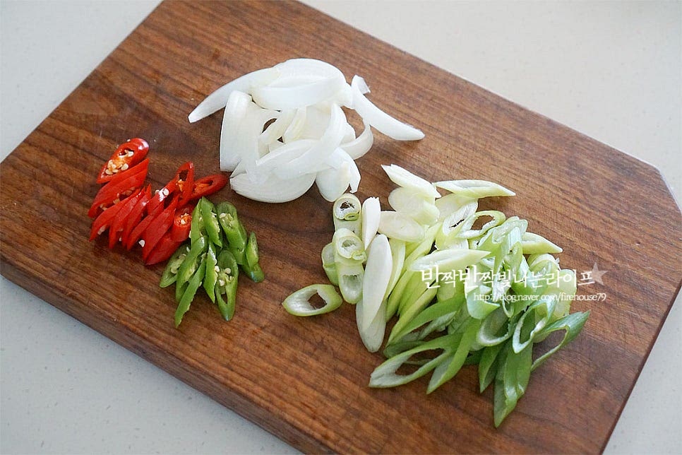 대파와 고추는 어슷하게 썰고 양파는 채 썰어줍니다. 고추는 매운맛 기호에 따라 넣어주세요. 대파를 넉넉히 넣어 시원함을 살려주었어요. 빠질 수 없는 두부는 두툼하게 썰어줍니다.