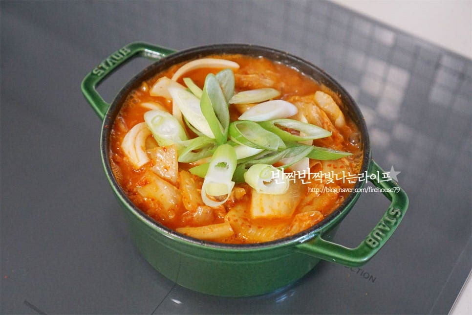 15분 정도 푹 끓여 김치가 익으면 대파와 두부, 고추를 넣어줍니다. 잘 익은 김치는 끓일수록 진해요~ 혹시 간을 보고 부족하다면 소금 더해주세요. 보글보글 얼큰하게 끓여 완성입니다. 영상도 같이 담았어요. (영상) 김치찌개 레시피 중에서도 돼지고기를 넣고 끓인 맛은 얼큰함과 구수한 진함이 일품인데요. 재료를 볶은 뒤 충분히 끓여주시면 언제 먹어도 실패할 수 없는 맛인 것 같아요. 김치찌개 맛있게 끓이는법 신김치의 깊고 얼큰함과 돼지의 식감을 더해 푸짐하게 드세요^^ 끄읕 !