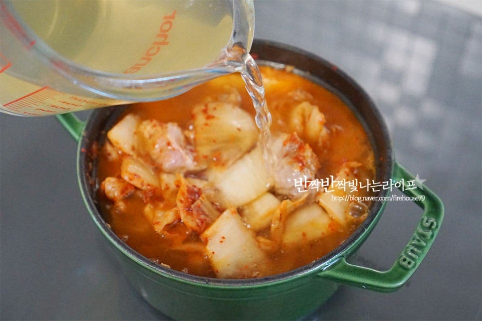멸치 다시마 육수를 부어줍니다. 자작한 정도 부어주시면 됩니다. 물이나 쌀뜨물, 사골육수 등을 넣어도 좋지만 감칠맛을 살려주기 위해 간단하게 다시 팩으로 육수를 우려주었습니다. 육수를 붓고 한소끔 끓여줍니다.