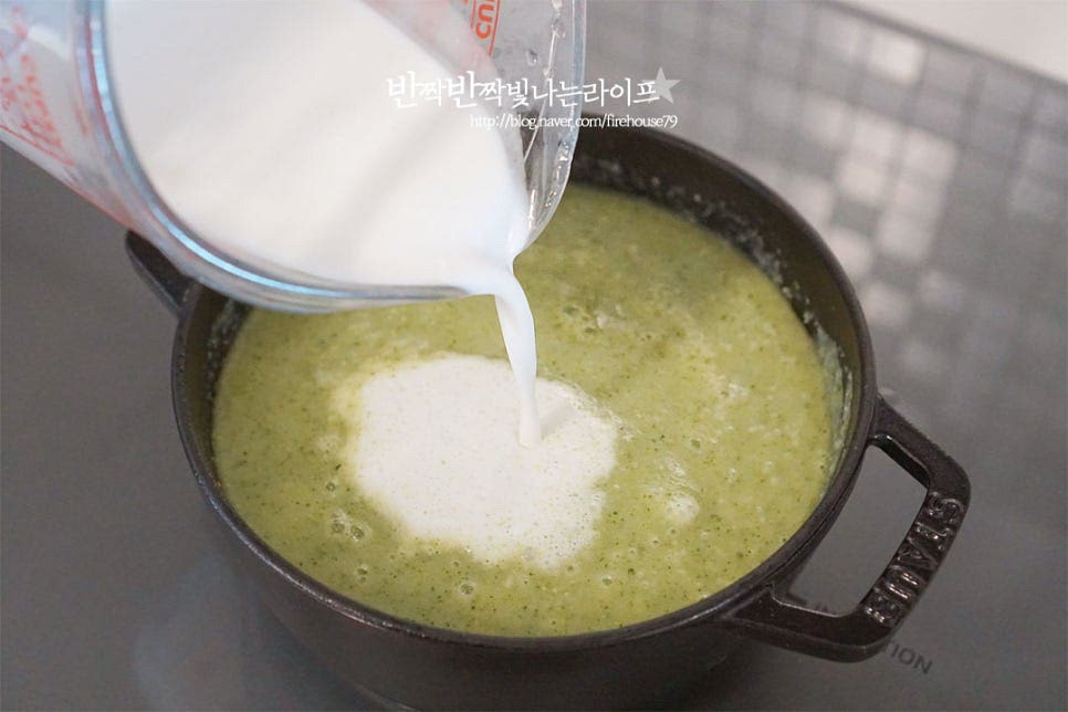 생크림 200ml를 부어줍니다. 농도에 따라 양은 조절해 주세요. 어우러지도록 저어가며 끓여줍니다. 감자를 같이 넣어서 맛은 물론 스프 루를 따로 만들지 않아도 적당하게 걸쭉하고 부드럽게 농도가 맞아요. 중약불에서 눌어붙지 않게 저어가며 끓이다가 파르메산 치즈가루를 갈아 넣어줍니다. 치즈가루 대신 슬라이스치즈도 좋습니다. 간에 따라 소금, 후추를 넣어 마무리해요.