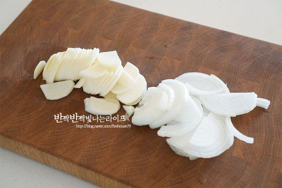 양파는 얇게 채를 썰어주고, 감자는 반으로 자른 뒤 얇게 편으로 썰어줍니다. 익는 데 시간이 걸리는 감자는 얇게 썰어주면 익히기 편해요.