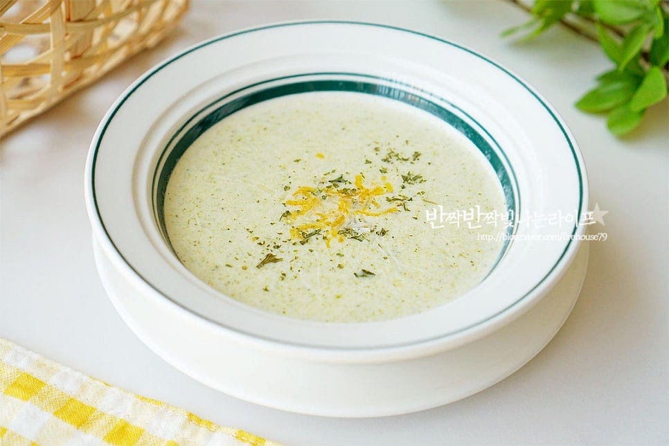 파슬리가루 또는 치즈가루를 올려 완성합니다. 영상도 같이 담았어요. 부드럽고 고소한 풍미의 스프에 향긋한 브로콜리와 담백한 감자를 넣고 익혀서 갈아서 끓인 레시피로 간단하게 만들어 든든하게 맛볼 수 있습니다. 브로콜리요리로 부드럽고 맛있게 만들어드세요. 끄읕 !