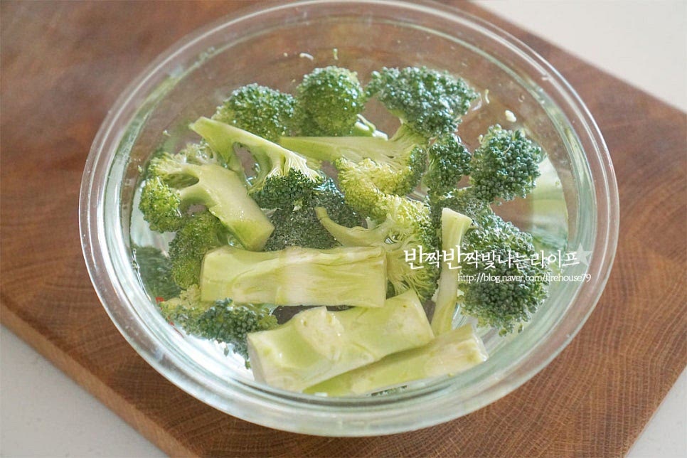 브로콜리 송이를 식초물에 담가 깨끗하게 세척해줍니다. 흐르는 물에 헹구어 물기를 털어 준비해요.
