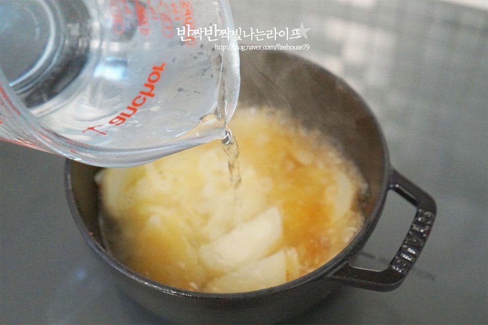 감자와 양파가 어우러지면 물 300ml 정도 부어줍니다. 치킨스톡 1/2개 분량 대략 1 작은 술을 넣어줍니다. 농축 정도에 따라 짜지 않게 양을 조절해 주세요. 치킨 육수에 끓여서 맛을 내어주면 되는데 간편하게 치킨스톡을 활용했어요. 끓어오르면 브로콜리를 넣고 끓여줍니다. 중약불에서 10분 정도 끓여 익혀줍니다.