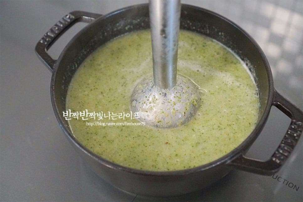 브로콜리와 감자가 익으면 불을 끄고 블렌더로 곱게 갈아줍니다. 뜨겁기 때문에 튀어 오르지 않도록 갈아주세요. 부드럽게 갈아준 뒤 다시 불을 켭니다.
