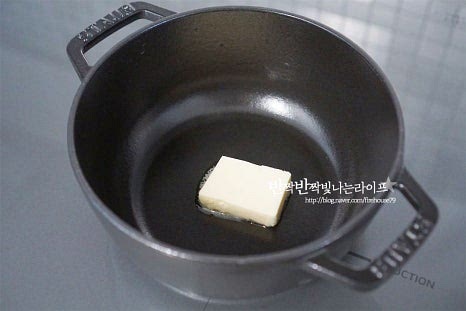 달군 냄비에 버터 15g을 넣고 양파를 볶아줍니다. 양파가 투명 빛이 돌도록 볶아줍니다. 감자를 넣고 소금, 후추 약간 뿌려줍니다. 양파와 어우러지도록 3분 정도 함께 볶아줍니다.