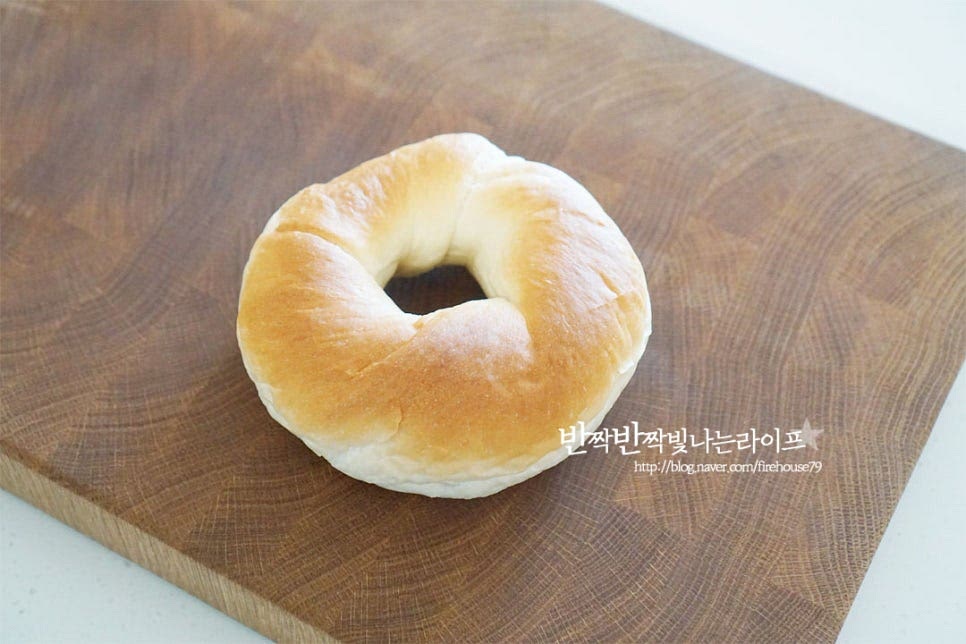 기본 플레인 베이글을 준비했습니다. 입맛에 따라 준비해 주면 됩니다. 속재료를 넣을 수 있도록 반으로 갈라줍니다. 달군 팬에 버터 1 큰 술을 두르고 베이글을 올려 노릇하게 구워줍니다.