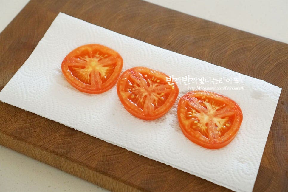 토마토는 5~7mm 정도 두께로 슬라이스한 뒤 키친타올에 올려 수분을 제거합니다. 그대로 넣으면 물이 생길 수 있어 겉의 수분을 제거하여 준비합니다. 잎채소로 버터헤드 레터스를 준비한 뒤 밑동을 잘라내고 흐르는 물에 헹구어 물기를 털어줍니다. 슬라이스햄은 짠맛에 따라 3~4장 준비합니다. 얇은 햄을 여러 장 넣으면 감칠맛과 식감이 맛있어요. 달군 프라이팬에 식용유 약간 두르고 계란을 구워줍니다. 달걀노른자를 고소하게 먹고 싶어 반숙으로 구웠습니다.