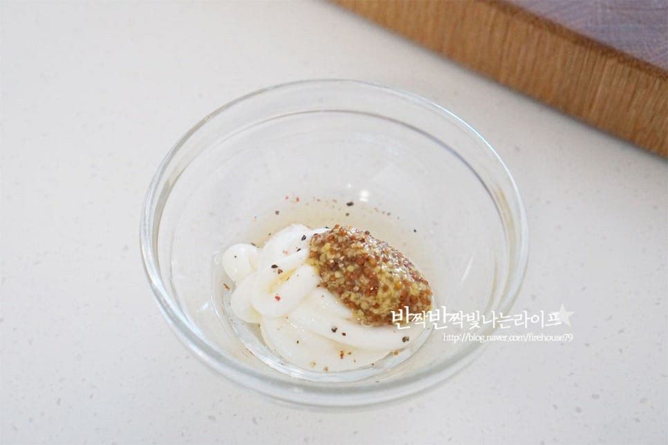 베이글샌드위치 뿐만 아니라 다른 샌드위치에도 활용할 수 있는 기본 마요네즈 소스를 준비합니다. 마요네즈 2 큰 술, 홀그레인머스타드 1/2 큰 술 레몬즙 1 작은 술, 알룰로스 약간 후추 약간 넣어줍니다. 재료가 어우러지도록 섞어줍니다. 간에 따라 단맛, 신맛은 조절해 주세요.