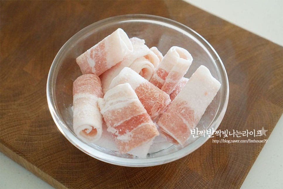 냉동실에 소분해둔 대패 삼겹살은 한 줌 100g 정도 준비했습니다. 기름이 많은 부위라 많이 넣으면 느끼할 수 있어요. 두부 된장찌개 끓이는법 재료는 냉장고 속 자투리 채소나 고기를 넣으면 진하게 맛을 낼 수 있습니다. 작은 한 모를 준비한 뒤 한 입 크기로 깍둑썰기 해줍니다. 수분이 나오기 때문에 키친타올에 물기는 제거해 주었습니다. 양파는 작은 크기를 준비한 뒤 한 입 크기로 자르고 애호박과 무도 크기를 맞추어 잘라줍니다. 재료는 숟가락으로 떠먹기 좋도록 크기를 맞추어 잘라 준비해 주면 됩니다. 표고버섯은 밑동을 자르고 한입에 먹기 좋게 썰고 대파와 고추는 송송 썰어줍니다.