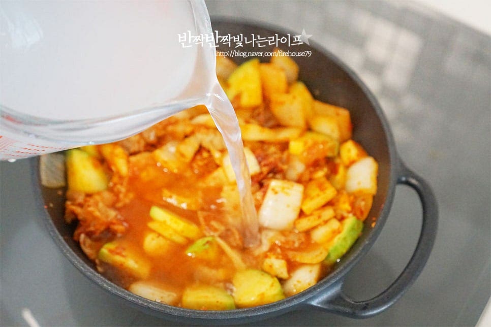 쌀뜨물 400ml 정도 부어줍니다. 건더기 양에 따라 조절해서 넣어주세요. 쌀뜨물은 담백하고 구수하게 맛을 내어 맛이 잘 어울리는데요. 입맛에 따라 물이나 멸치육수, 코인 육수를 활용해 주셔도 됩니다. 자박자박하게 잠길 정도로 부어주세요. 센 불로 끓이다가 끓어오르면 된장 2 큰 술을 넣고 풀어줍니다. 재래식 된장을 넣어주었는데 집집마다 짠맛의 차이가 있어 양을 조절해 주고 짠맛이 강한 집 된장은 설탕을 약간 넣어 감칠맛을 부드럽게 해주세요. 참치액 1 작은 술도 함께 넣습니다. 중불에서 양념재료가 어우러질 수 있도록 한소끔 끓입니다. 재료가 거의 다 익으면 두부와 대파, 고추를 넣어줍니다. 매콤 칼칼한 청양고추를 넣었는데 매운맛은 입맛에 따라 조절해 주세요. 간을 맞추어 끓여 마무리 완성합니다. 재료를 순서대로 넣고 볶다가 끓이면 간단한 된장찌개 레시피 완성입니다.