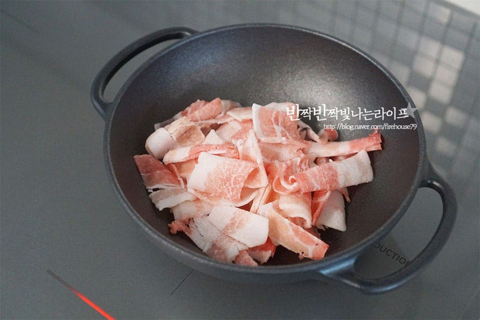 달군 냄비에 대패 삼겹을 먼저 볶아줍니다. 기름이 많은 편이라 따로 식용유는 두르지 않았습니다. 고기 표면이 색이 변하고 익으면 무를 함께 넣고 볶아줍니다. 그럼 시원하면서도 고소한 맛을 낼 수 있어요. 2~3분 정도 볶은 뒤 양파, 애호박, 표고버섯을 넣고 전체적으로 골고루 어우러지도록 볶습니다. 고추장 1/2 큰 술, 고춧가루 1/2 큰 술 간 마늘 1 큰 술, 맛술 1 큰 술을 넣어줍니다. 고추장이 풀어지면서 재료들과 섞이도록 볶아줍니다. 그럼 깊은 맛도 낼 수 있고 텁텁하지 않고 깔끔하게 고추기름을 낼 수 있어요.