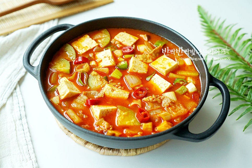 보글보글 끓여 식탁 위에 올려 완성합니다. 두부 된장찌개 맛있게 끓이는법은 재료를 푸짐하게 넣고 끓여서 부드러운 두부와 재료들의 감칠맛이 구수합니다. 된찌는 집에 있는 재료를 넣고 두부만 넉넉하게 넣어도 맛있죠. 두부를 건져 먹다 보면 된장찌개 한 냄비가 절로 든든합니다. 된장찌개 맛있게 끓이는법을 정리해보면 고추장과 재료를 한번 볶아 깊은 맛을 살리고 쌀뜨물이나 멸치육수, 코인육수를 활용해 구수하게 국물맛을 더해 간단하게 만들 수 있습니다. 된장찌개 맛있게 끓이는 법 레시피를 참고하여 온가족이 좋아하는 저녁 메뉴 만들어드세요. 끄읕 !