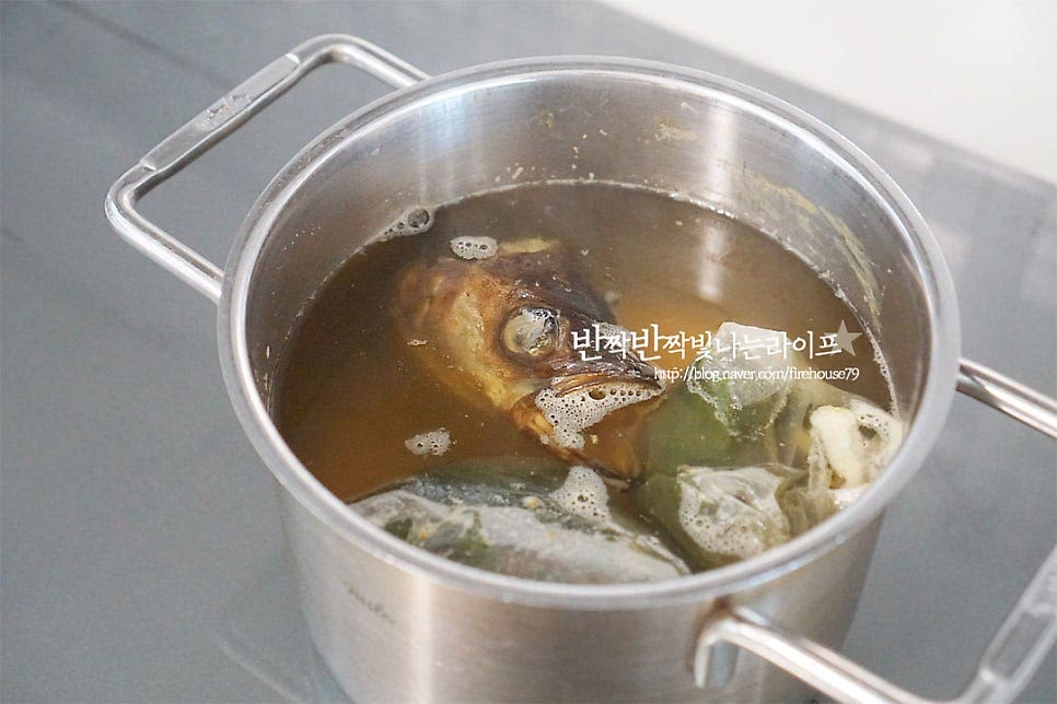 육수 없이 만드셔도 좋지만 멸치 다시마 육수를 준비해 주시면 국물 맛이 더 깊습니다. 간편하게 다시 팩과 함께 황태머리를 넣고 육수를 우려주었어요.