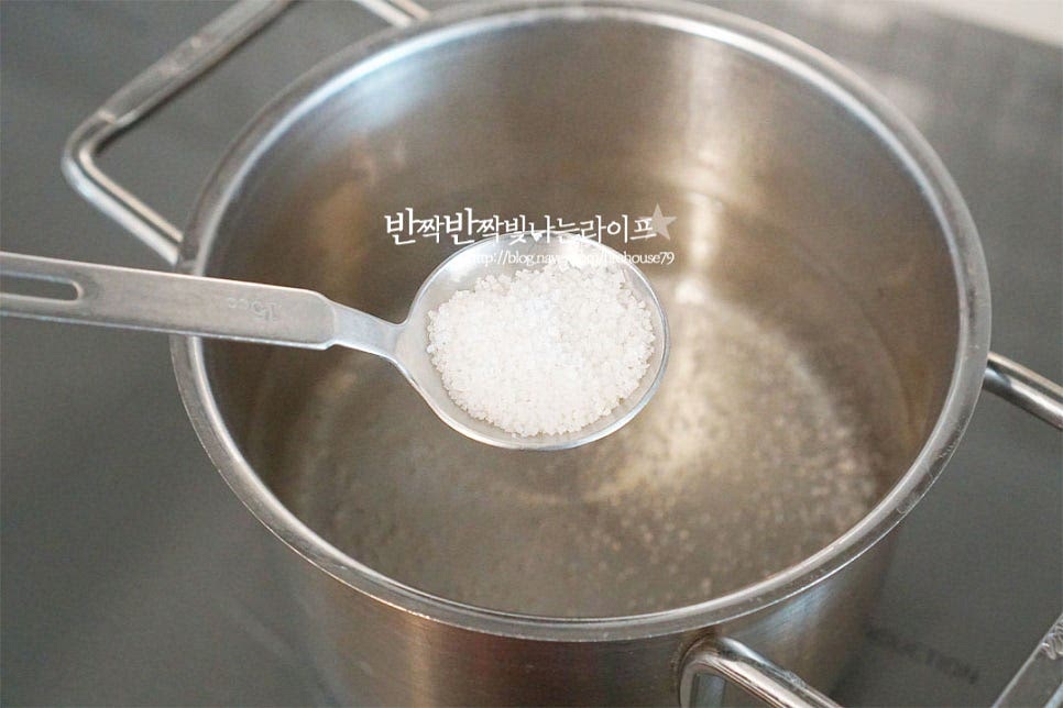 냄비에 물 1L를 붓고 끓어오르면 소금 10g을 넣어줍니다. 크림파스타에 기본적으로 어울리는 스파게티 면을 준비했어요. 종류에 따라 먹기 좋게 삶아주세요. 끓는 물에 넣고 삶아줍니다. 이때 푹 익히는 것보다 1~2분 덜 삶아서 크림소스와 어우러지도록 해주면 면이 소스를 흡수하여 식감과 맛이 깊어요. 삶은 면은 헹구지 않고 그대로 건져내어 주세요.