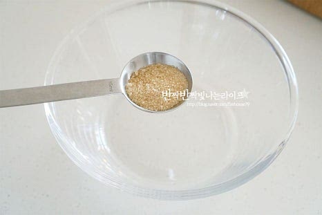 매콤하면서 새콤달콤하게 양념을 만들어요. 고추장 1½ 큰 술, 고춧가루 2/3 큰 술 황설탕 2/3 큰 술, 식초 2/3 큰 술 조청(물엿) 1 큰 술, 양조간장 1 작은 술 매실액 1 큰 술을 넣어줍니다. 고추장 간에 따라 간장량을 조절하고 단맛과 신맛은 입맛에 맞게 조절해 줍니다. 마늘잎무침은 알싸하게 매운맛이 있기 때문에 다른 향신재료는 넣지 않았습니다. 설탕 입자가 녹아 어우러지도록 섞어줍니다.