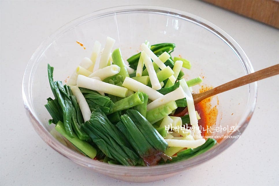 데친 재료를 넣고 버무려줍니다. 간이 잘 밸 수 있도록 무칩니다. 간을 보고 입맛에 따라 부족한 맛을 더하고 통깨를 넣고 마무리합니다.